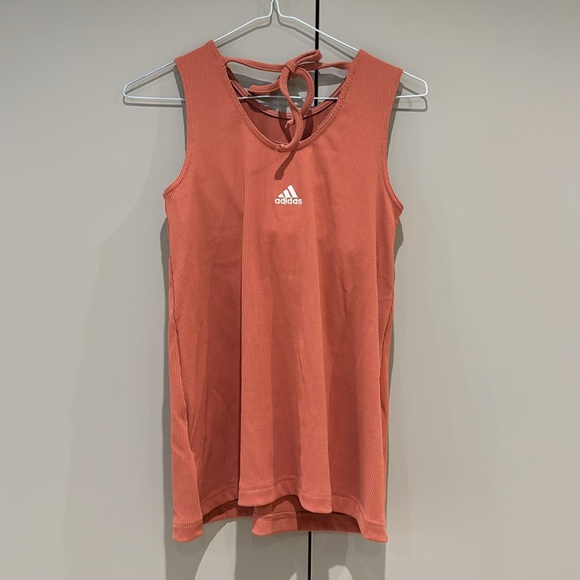“Brand New Peach Adidas Gym Shirt with Unique Back Tights – Perfect for Gym - Picture 5 of 5